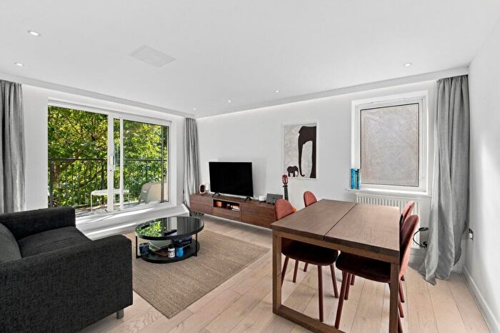 3 Bedroom Flat For Sale In Settlers Court, Newport Avenue, E14