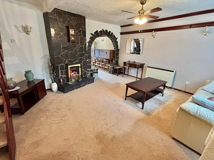 3 Bedroom Semi-Detached House For Sale In Wareham Road, Blaby, Leicester, Leicestershire., LE8