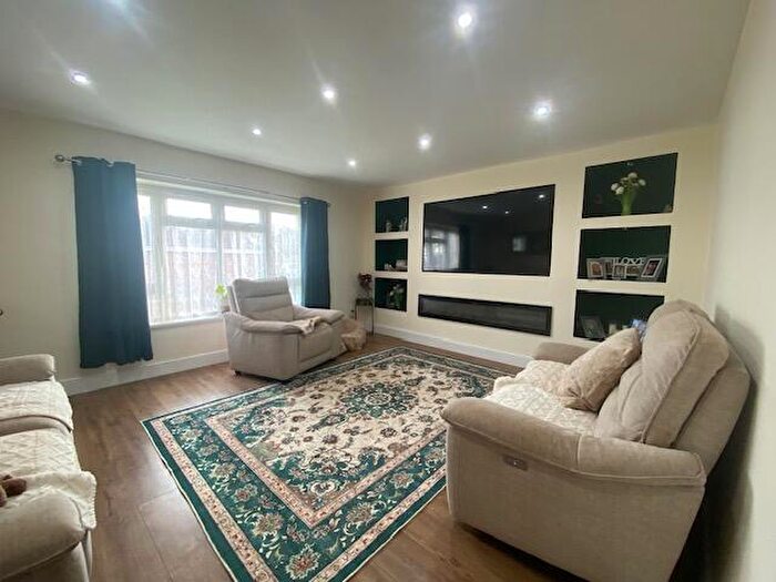 3 Bedroom Flat To Rent In Waun Fach, Cardiff, CF23