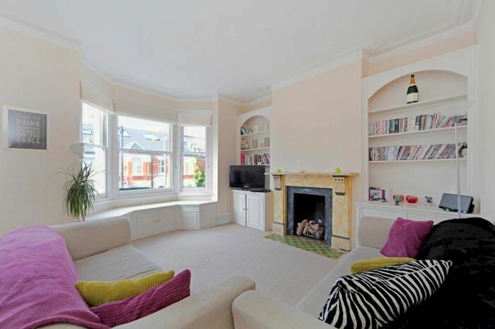 3 Bedroom Flat To Rent In Kyrle Road, London, SW11