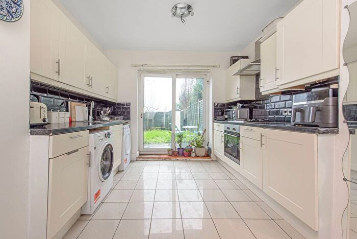 1 Bedroom Flat For Sale In Beaconsfield Road, Friern Barnet, London, N11