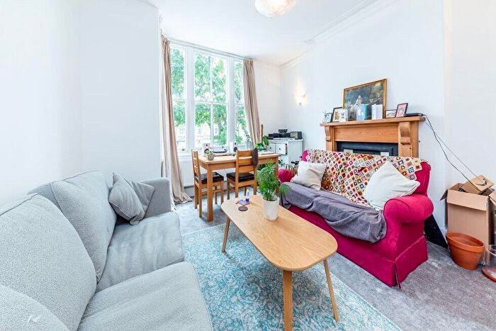 3 Bedroom Flat To Rent In Whittington Road, Bounds Green, N22