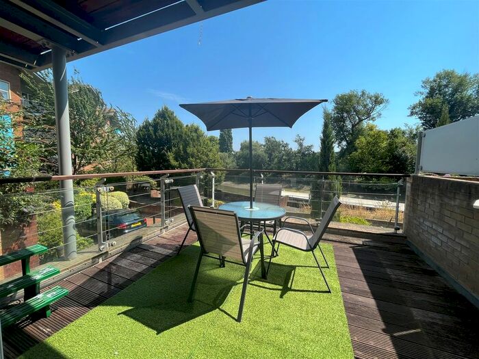 2 Bedroom Flat To Rent In Victoria Court, Chiswick, TW8