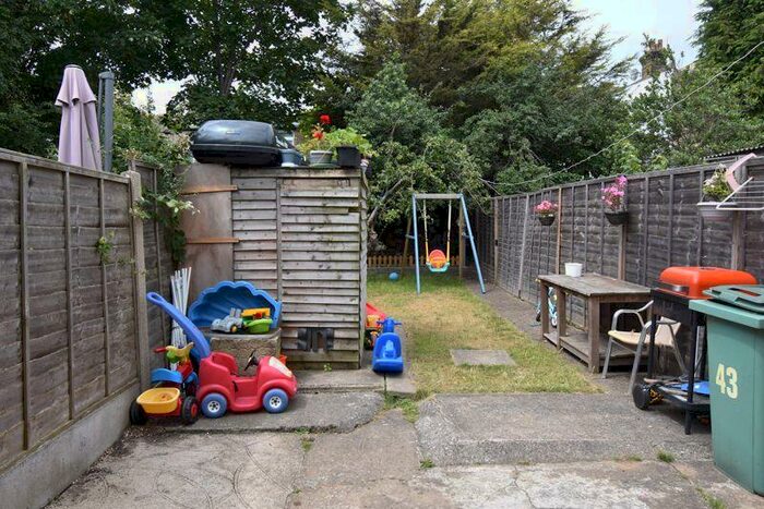 2 Bedroom Flat To Rent In Honiton Road, Southend-On-Sea, SS1