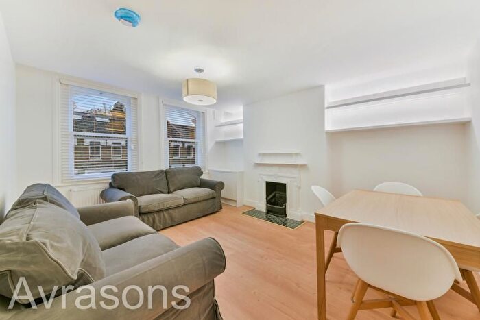 3 Bedroom Flat To Rent In Mayflower Road, Clapham North, SW9