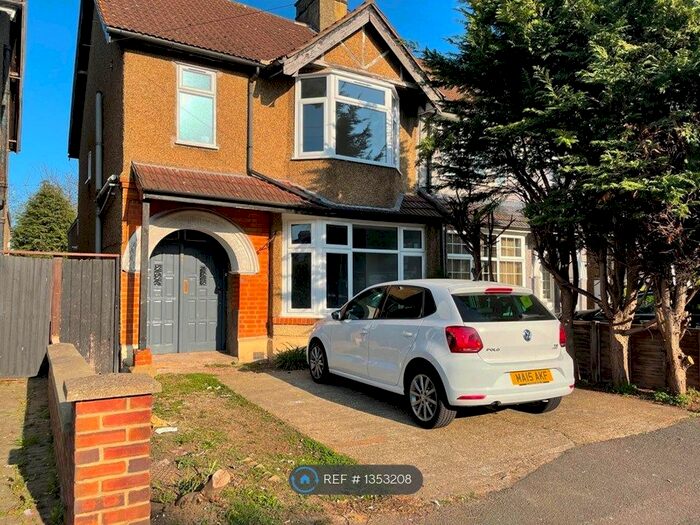 3 Bedroom Semi-Detached House To Rent In Mawney Road, Romford, RM7