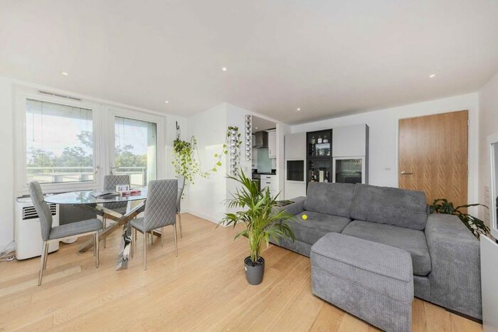 2 Bedroom Flat To Rent In Clarence Avenue, London, SW4