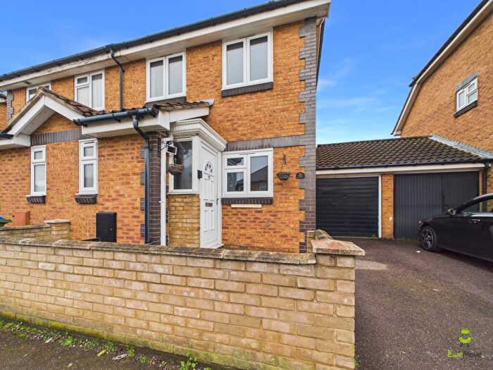 3 Bedroom Semi Detached House For Sale In Slade Green Road, Erith, DA8