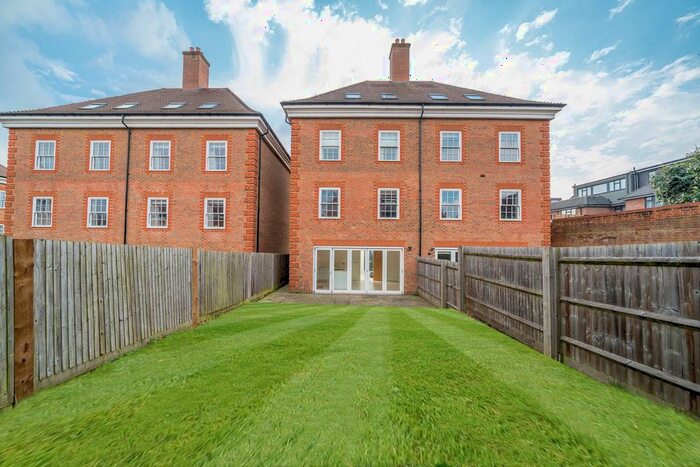 4 Bedroom Terraced House To Rent In Ashridge Close, Finchley, N3