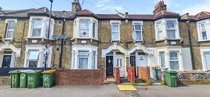 3 Bedroom Flat For Sale In Canning Town, London, E16