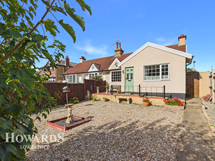 2 Bedroom Semi-Detached Bungalow For Sale In Hall Road, Oulton Broad, NR32