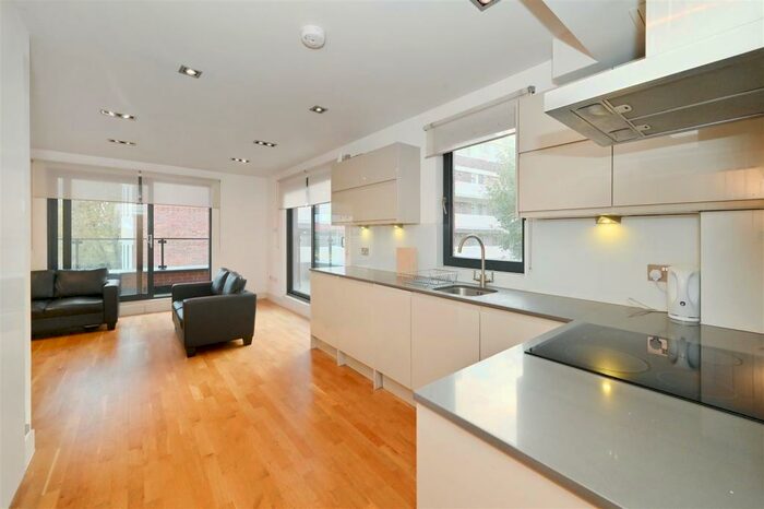 3 Bedroom Apartment To Rent In Skysail Building, Poplar High Street, London, E14