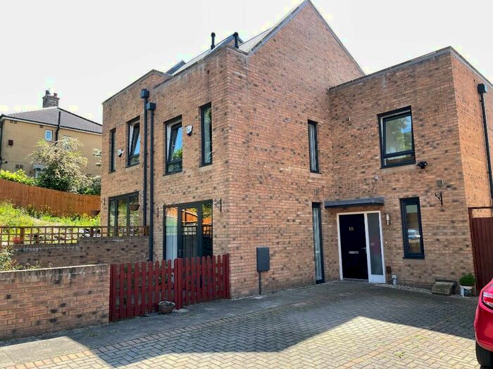 3 Bedroom Semi-Detached House To Rent In Castle Croft Drive, Sheffield, S2