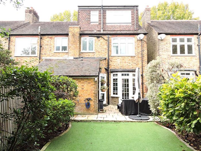 4 Bedroom End Of Terrace House For Sale In Bagshot Road, Bush Hill Park, Enfield, EN1