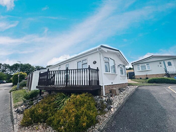 2 Bedroom Mobile/park Home For Sale In Pine Walk, Limit Home Park, Northchurch, HP4