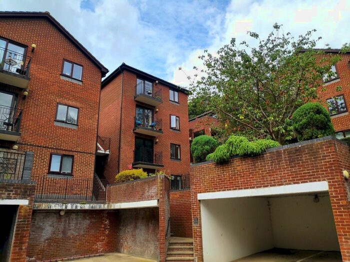 3 Bedroom Flat To Rent In Mill Street, Redhill, RH1