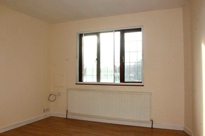 3 Bedroom Flat To Rent In Parklands Parade, Bath Road, Hounslow, TW5