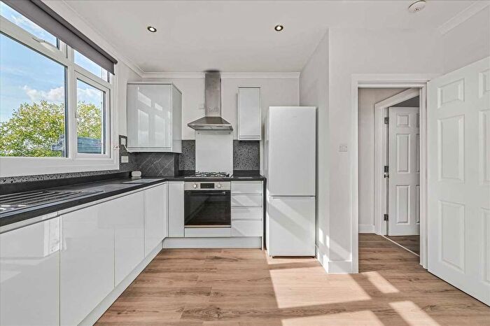 2 Bedroom Flat To Rent In Longley Road, London, SW17