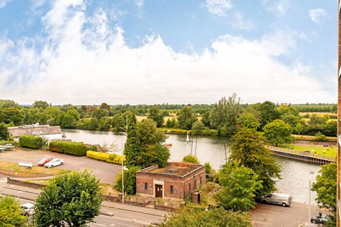 2 Bedroom Flat To Rent In Anglers Reach, Surbiton, KT6