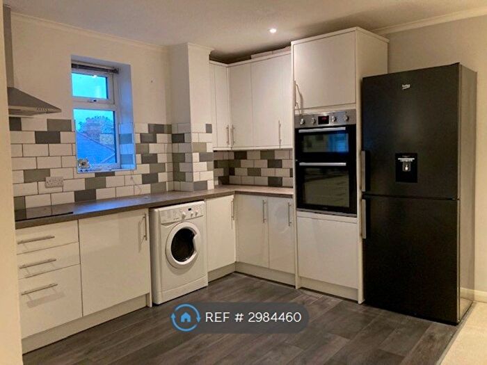 1 Bedroom Flat To Rent In Leacroft, Staines-Upon-Thames, TW18