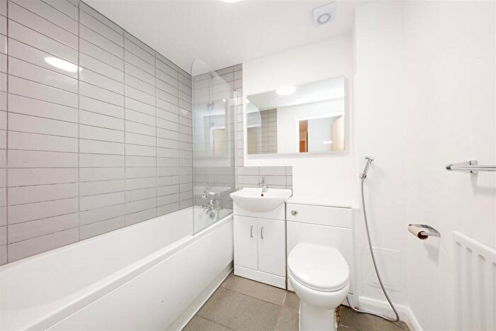 2 Bedroom Apartment To Rent In Fairlead House, Cassilis Road, London, E14
