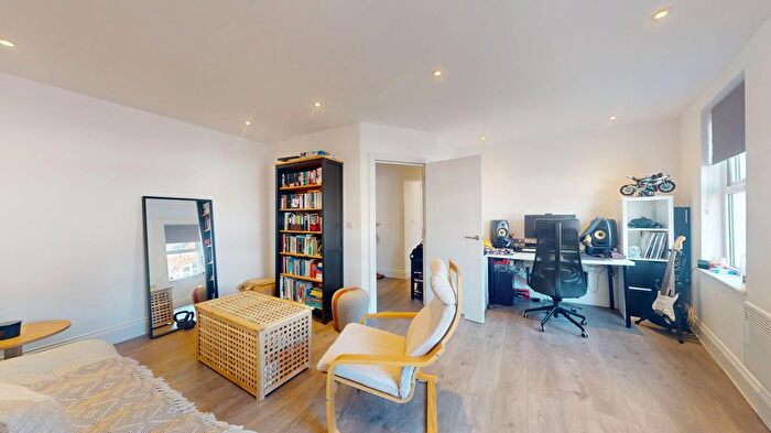 1 Bedroom Flat To Rent In Ballards Lane, London, London, N12