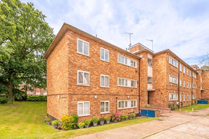 2 Bedroom Flat For Sale In Great North Way, Hendon, London, NW4
