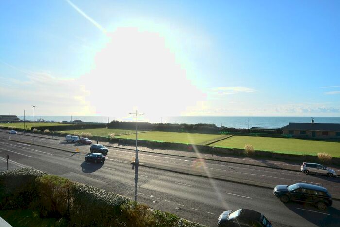 2 Bedroom Flat To Rent In Fairlawns, Kingsway, Hove, BN3