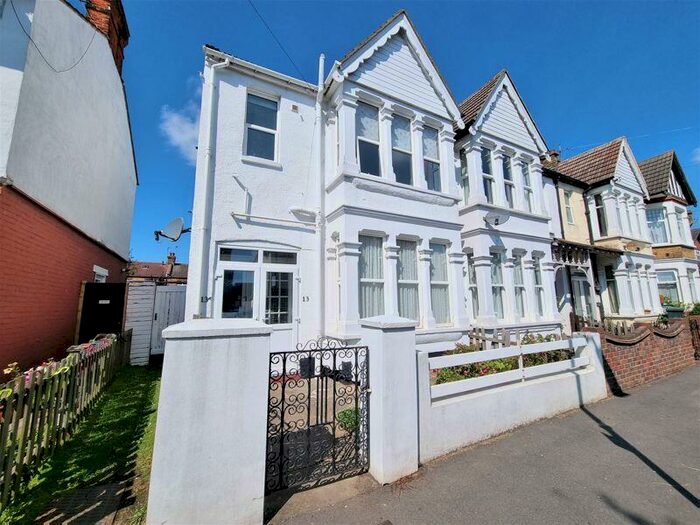 1 Bedroom Flat To Rent In Fernleigh Drive, Leigh-On-Sea, SS9