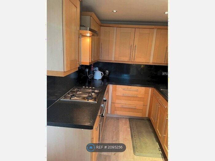 2 Bedroom Flat To Rent In Rutland Place, Bushey, WD23