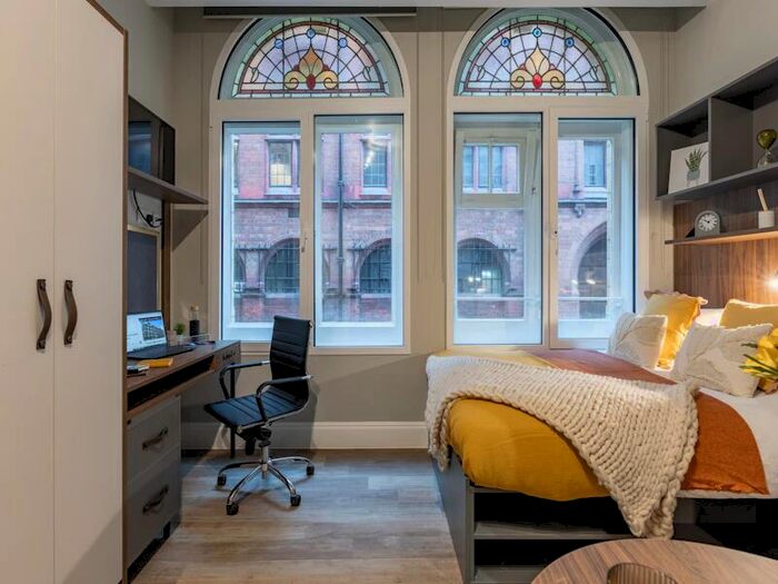 Apartment To Rent In Chamberlain Place, B4