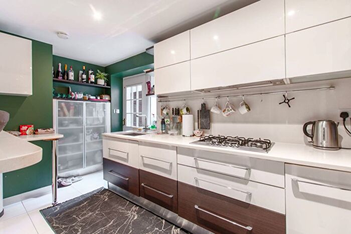 2 Bedroom Flat To Rent In St Quintin Avenue, North Kensington, London, W10