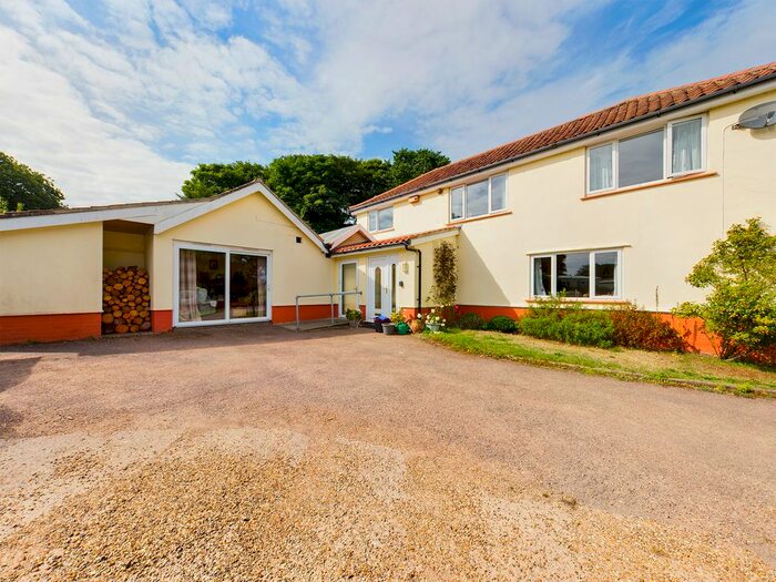 4 Bedroom Semi-Detached House For Sale In Holt Road, Cromer, NR27