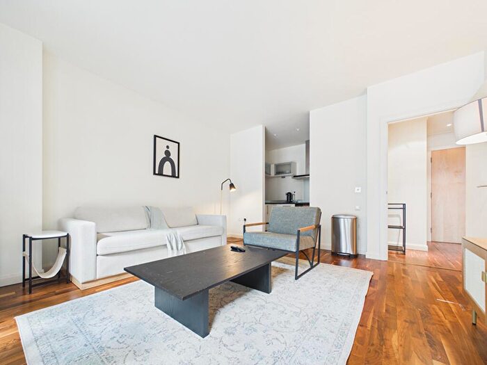 1 Bedroom Flat To Rent In Discovery Dock Apartments West, South Quay Square, London, E14