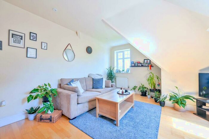 2 Bedroom Flat To Rent In Addlestone Park, Addlestone, KT15