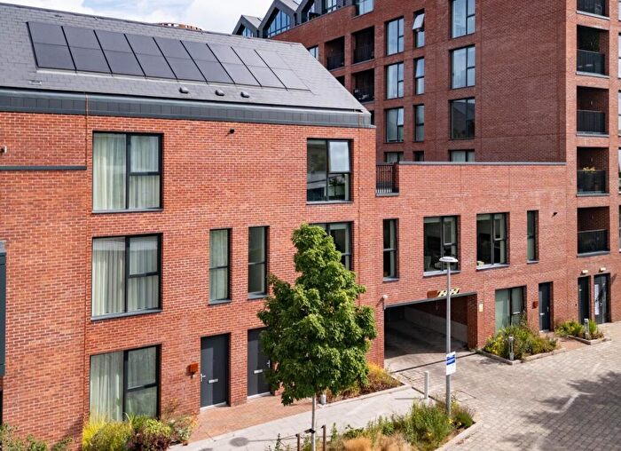 3 Bedroom Town House For Sale In Foundry Side, David Street, Leeds, LS11