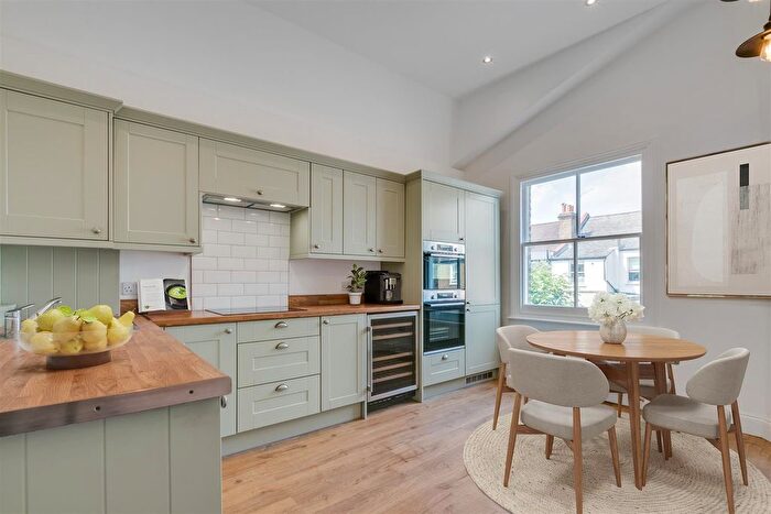 3 Bedroom Flat To Rent In Replingham Road, London, SW18
