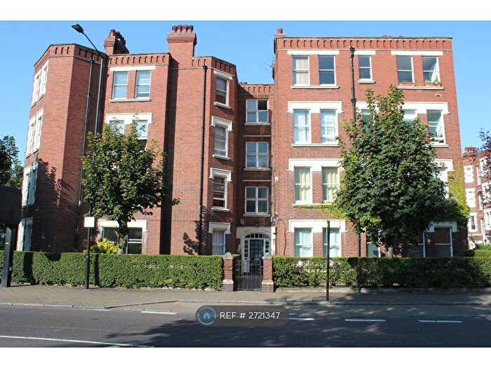 2 Bedroom Flat To Rent In Hayes Court, London, SE5