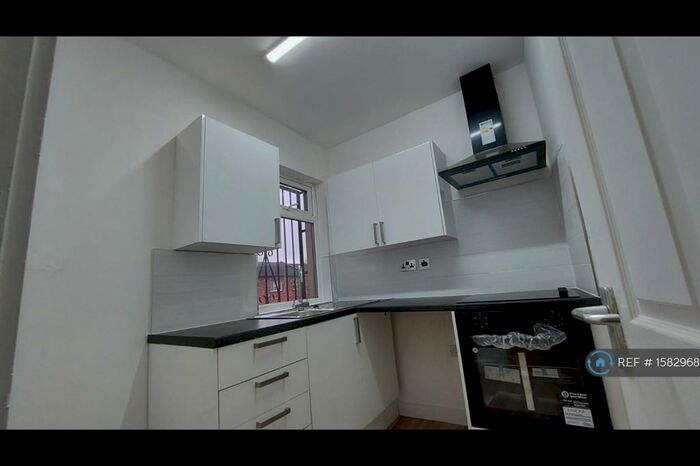 2 Bedroom Flat To Rent In Stockport Road, Denton, Manchester, M34
