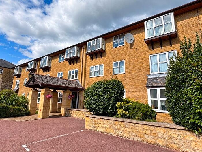 2 Bedroom Flat For Sale In Falkland House, Crewkerne- Allocated Parking, TA18