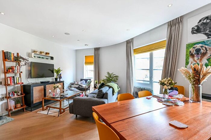 2 Bedroom Flat To Rent In Portpool Lane, Farringdon, London, EC1N