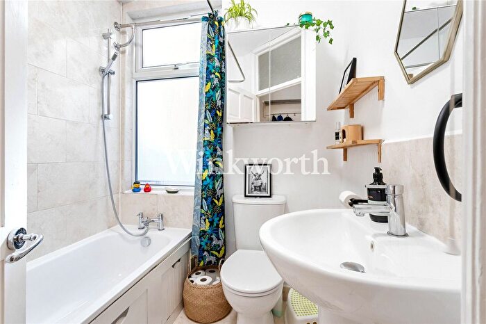 2 Bedroom Flat For Sale In Handsworth Road, Tottenham, London, N17