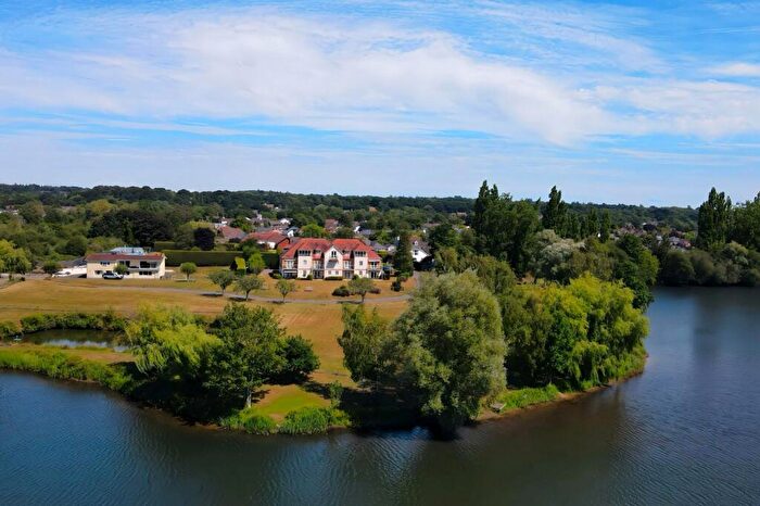 2 Bedroom Flat For Sale In Kingfisher House, Waterside Close, BH24