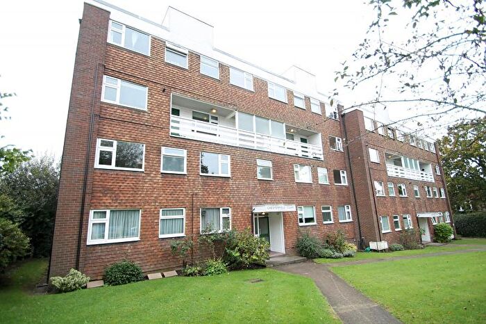 2 Bedroom Flat To Rent In Chesterfield Court, Cranes Park, Surbiton, KT5
