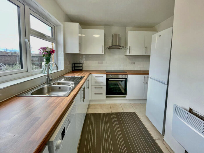 2 Bedroom Flat To Rent In The Wells, Southgate, N14