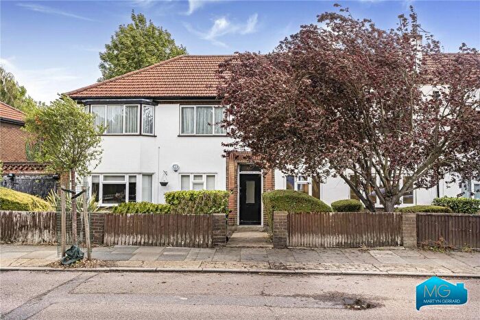 2 Bedroom Apartment To Rent In York Way, Whetstone, London, N20