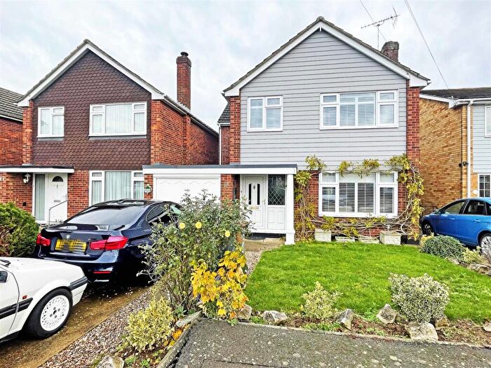 3 Bedroom Detached House For Sale In Longshots Close, Broomfield, Chelmsford, CM1