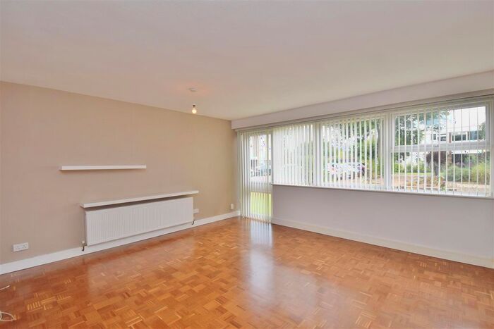 2 Bedroom Flat To Rent In Kings Paddock, Park Close, Hampton, TW12