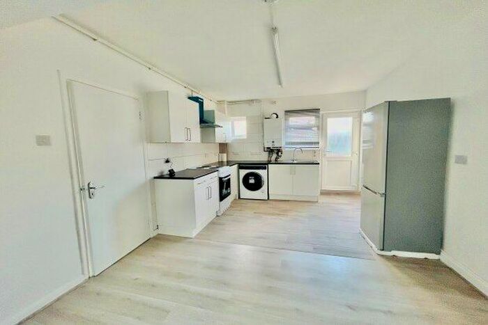 4 Bedroom Property To Rent In Valley Drive The Parade, Gravesend, DA12