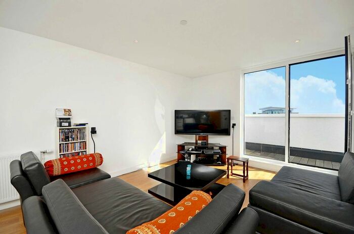 3 Bedroom Flat To Rent In Ward Road, Stratford, London, E15